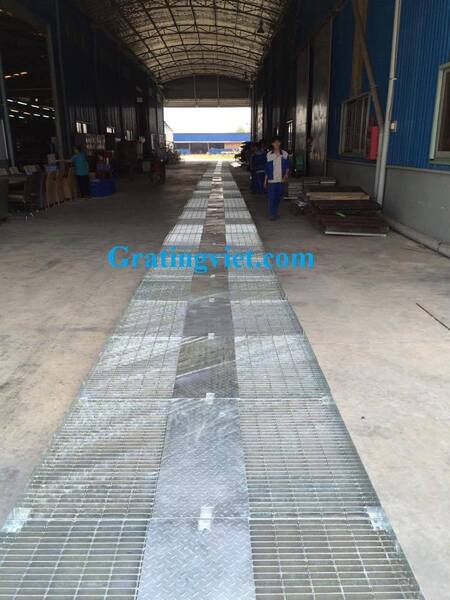 Steel grating pedestrian suspension bridges