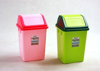 Plastic garbage bin