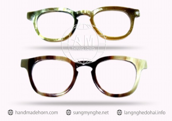 Horn-rimmed glasses