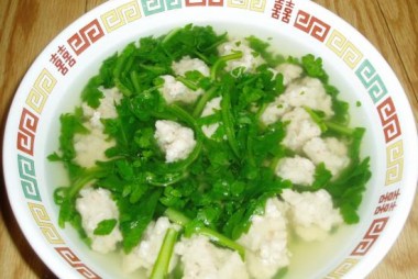 Crown daisy soup with meat
