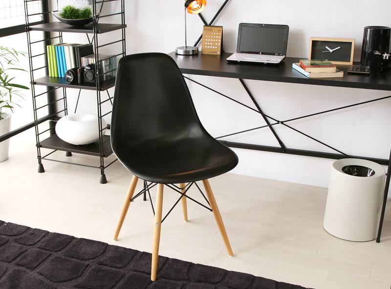 Earnes chair