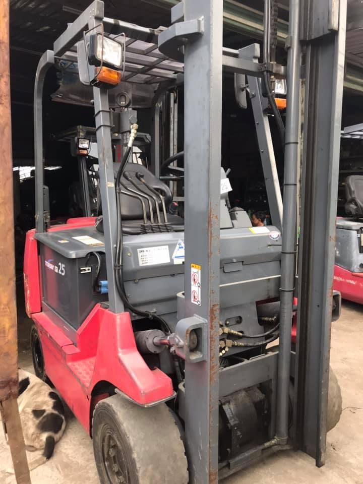 Electric forklift