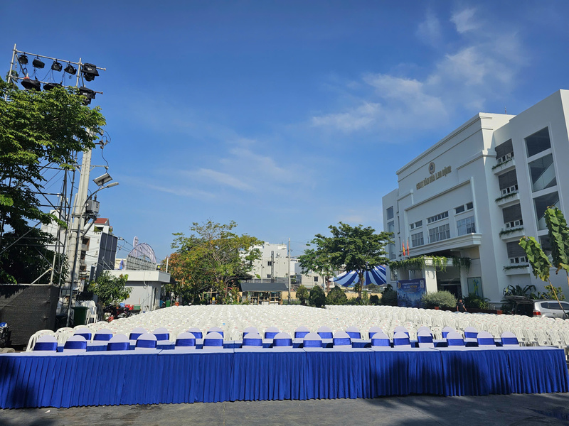 Event tables and chairs rental