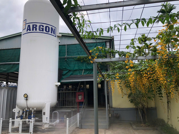 Liquid storage tanks