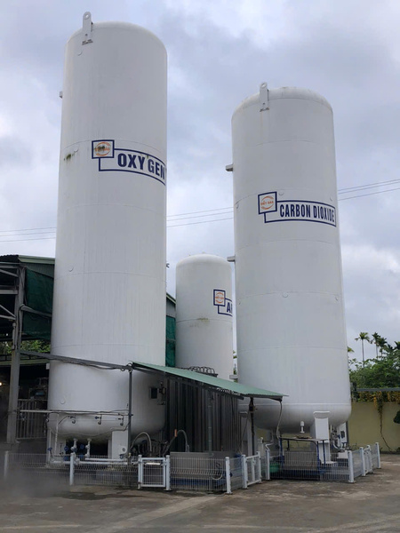 Liquid storage tanks