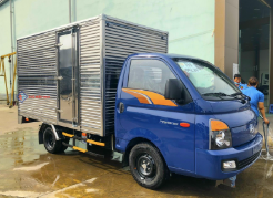 Hyundai New Porter H150 1.1-ton box truck with tail lift
