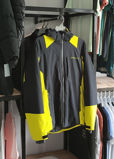 Jacket with seam lines