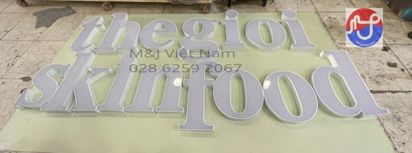 Frameless aluminium letter