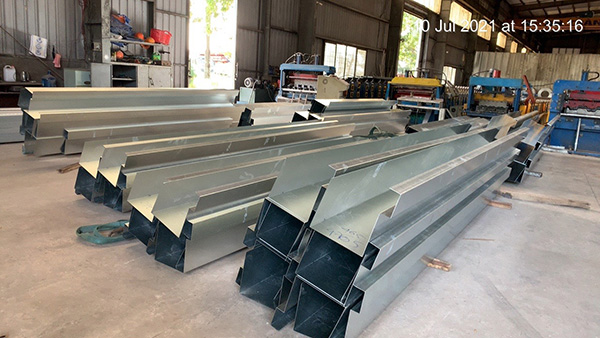 Decking floor