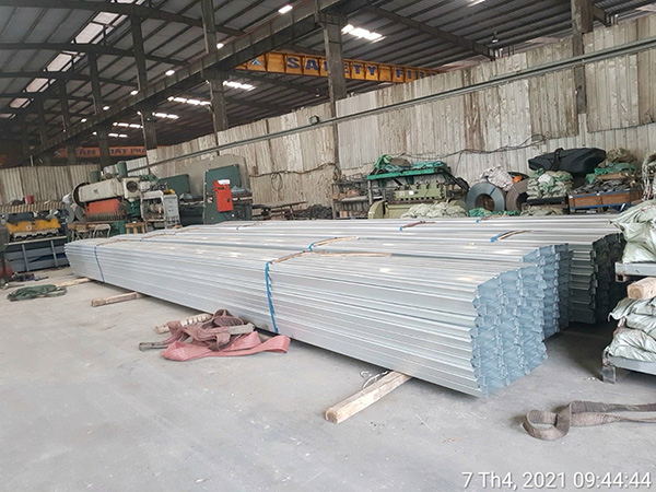 Decking floor