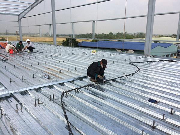 Decking floor