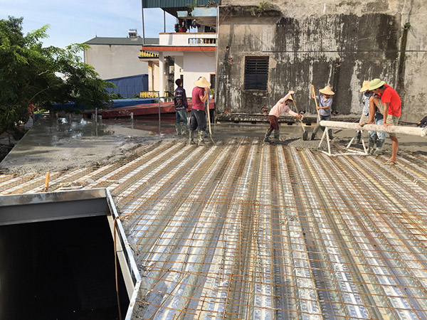 Decking floor construction