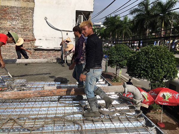 Decking floor construction