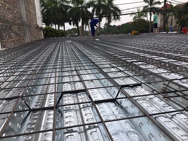 Decking floor construction