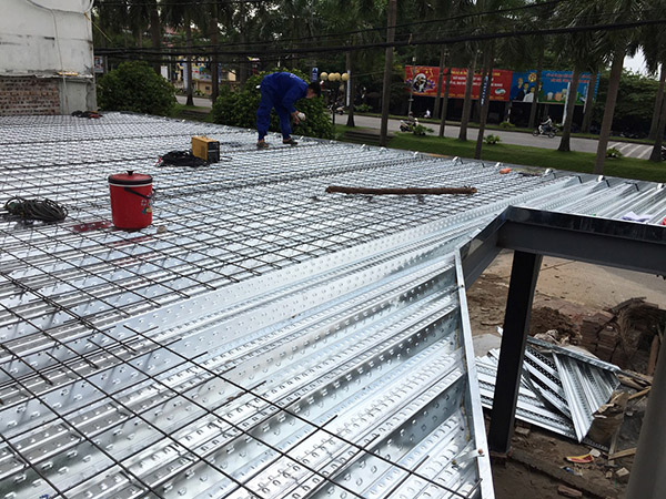 Decking floor construction