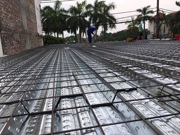 Decking floor construction