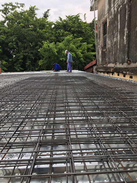 Decking floor construction
