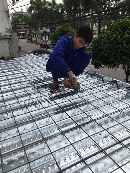 Decking floor construction