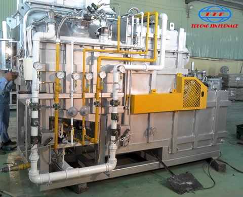 Continuously insulated aluminum melting furnace