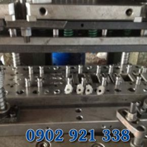 Continuous stamping mould