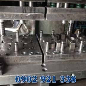 Continuous stamping mould