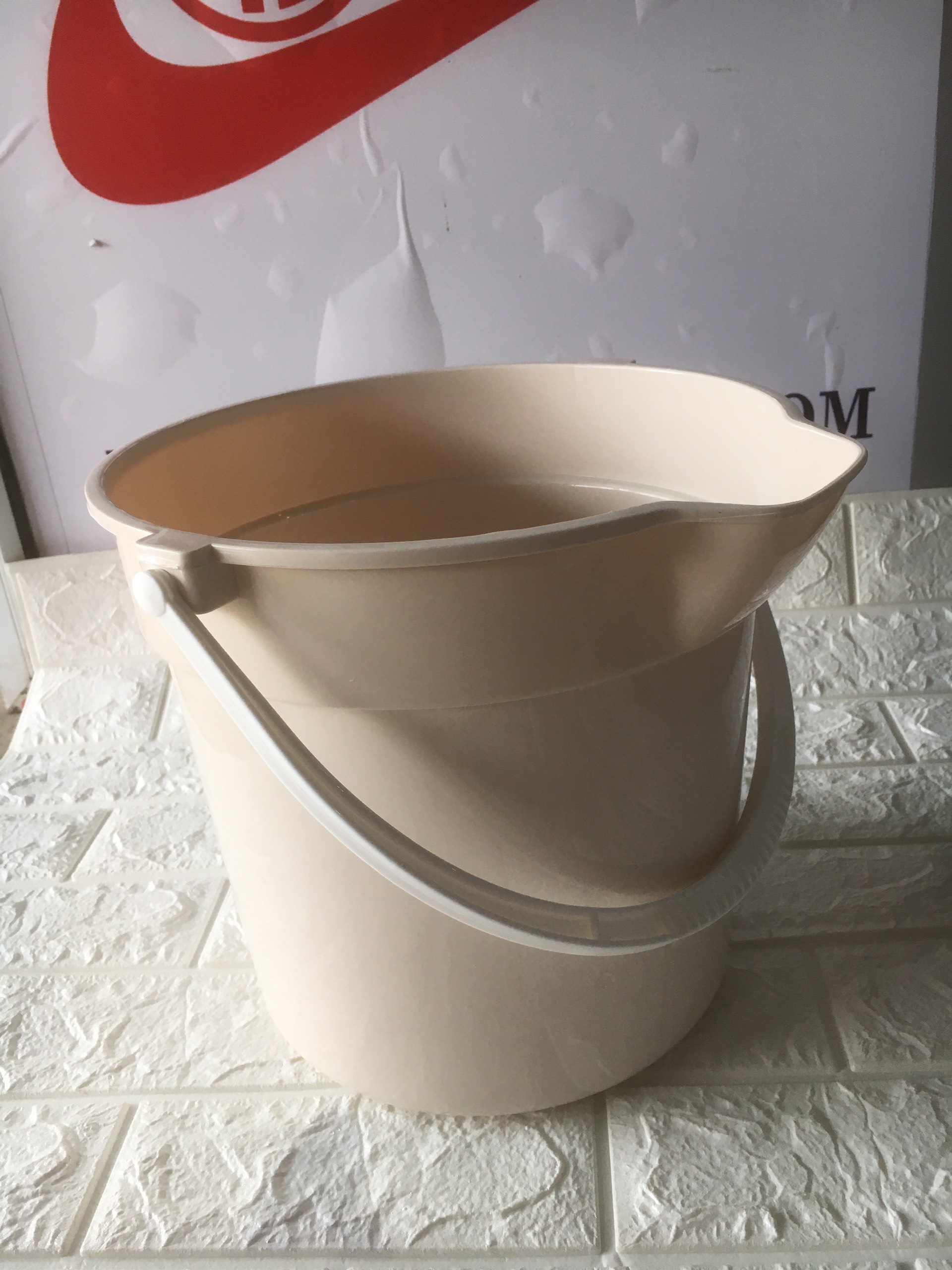 Plastic bucket