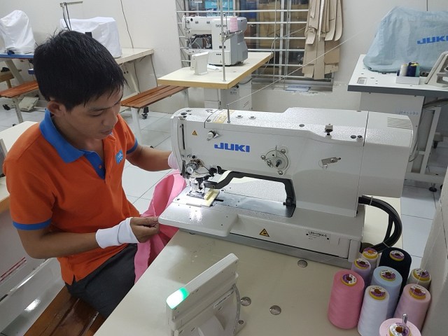 Buttonholing machine