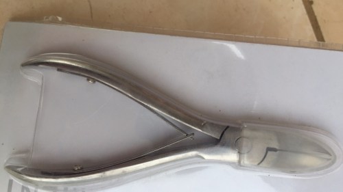 Plier for pig fang