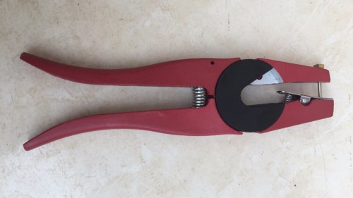 Pig ear tag plier