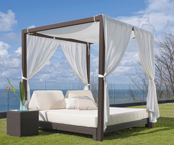 Poly rattan daybed