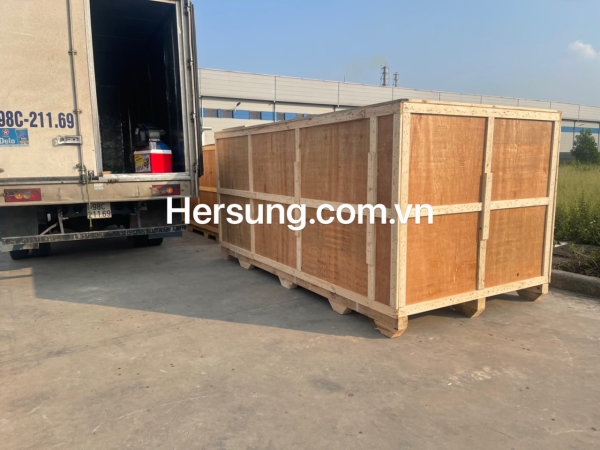Wooden crate & boxes