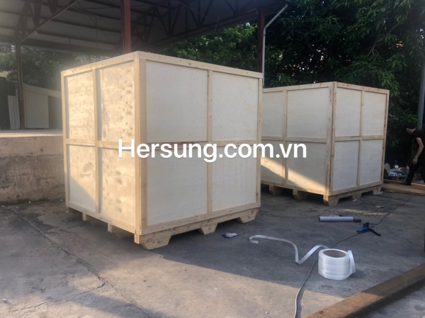 Wooden crate & boxes
