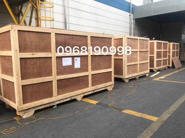 Wooden crate & boxes