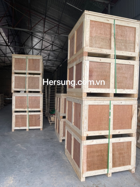 Wooden crate & boxes