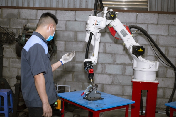 Robot welding machine