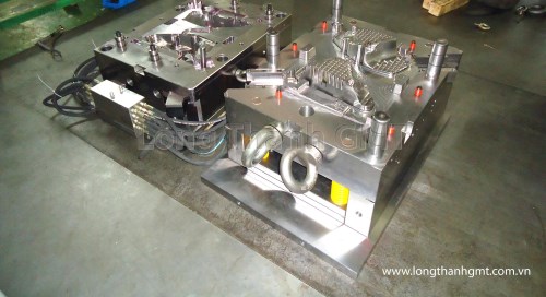 Plastic injection mold