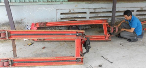 Hand pallet truck repair and maintenance