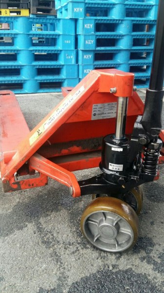 Hand pallet truck repair and maintenance
