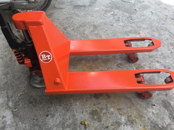 Super short hand pallet truck