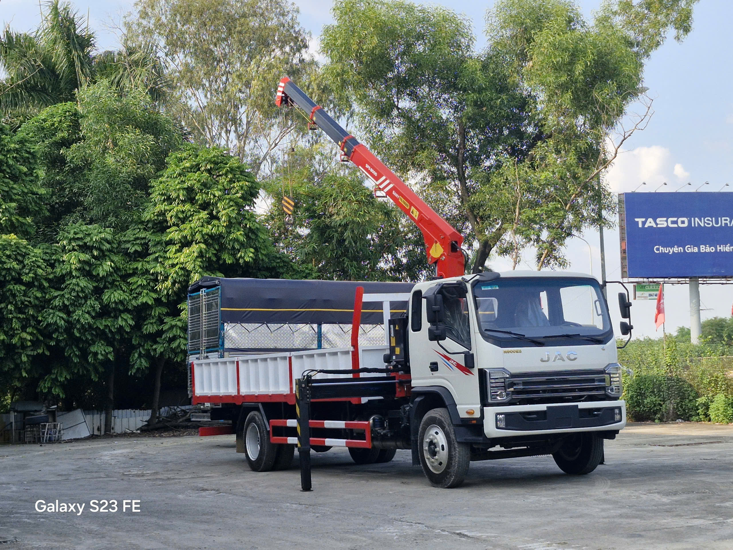 Crane truck