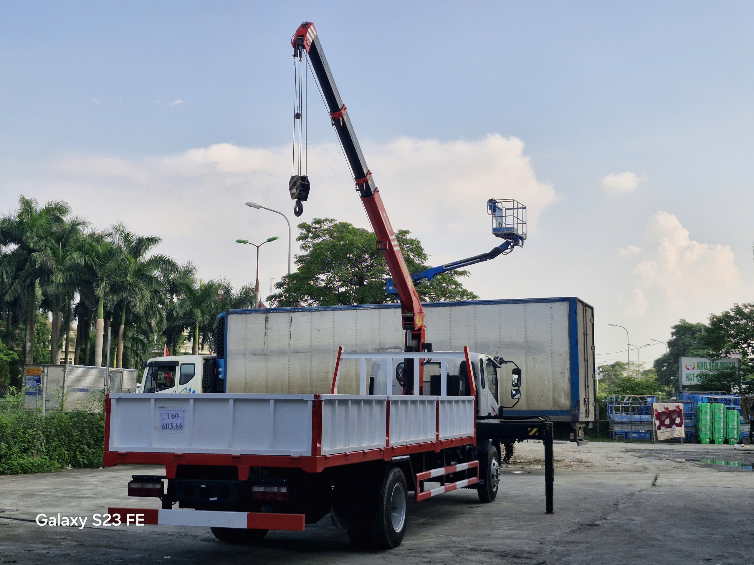 Crane truck