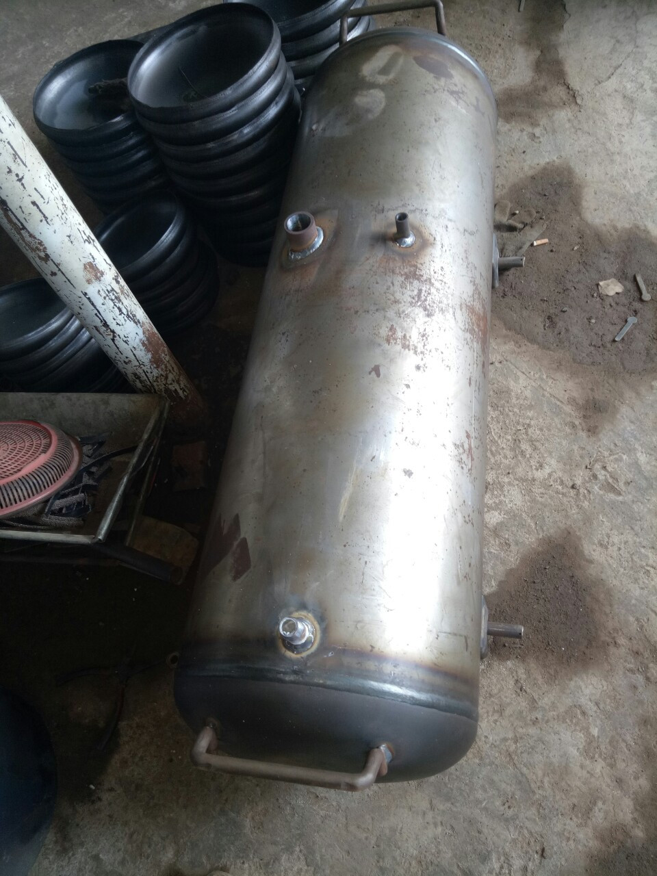 Compressed air tank
