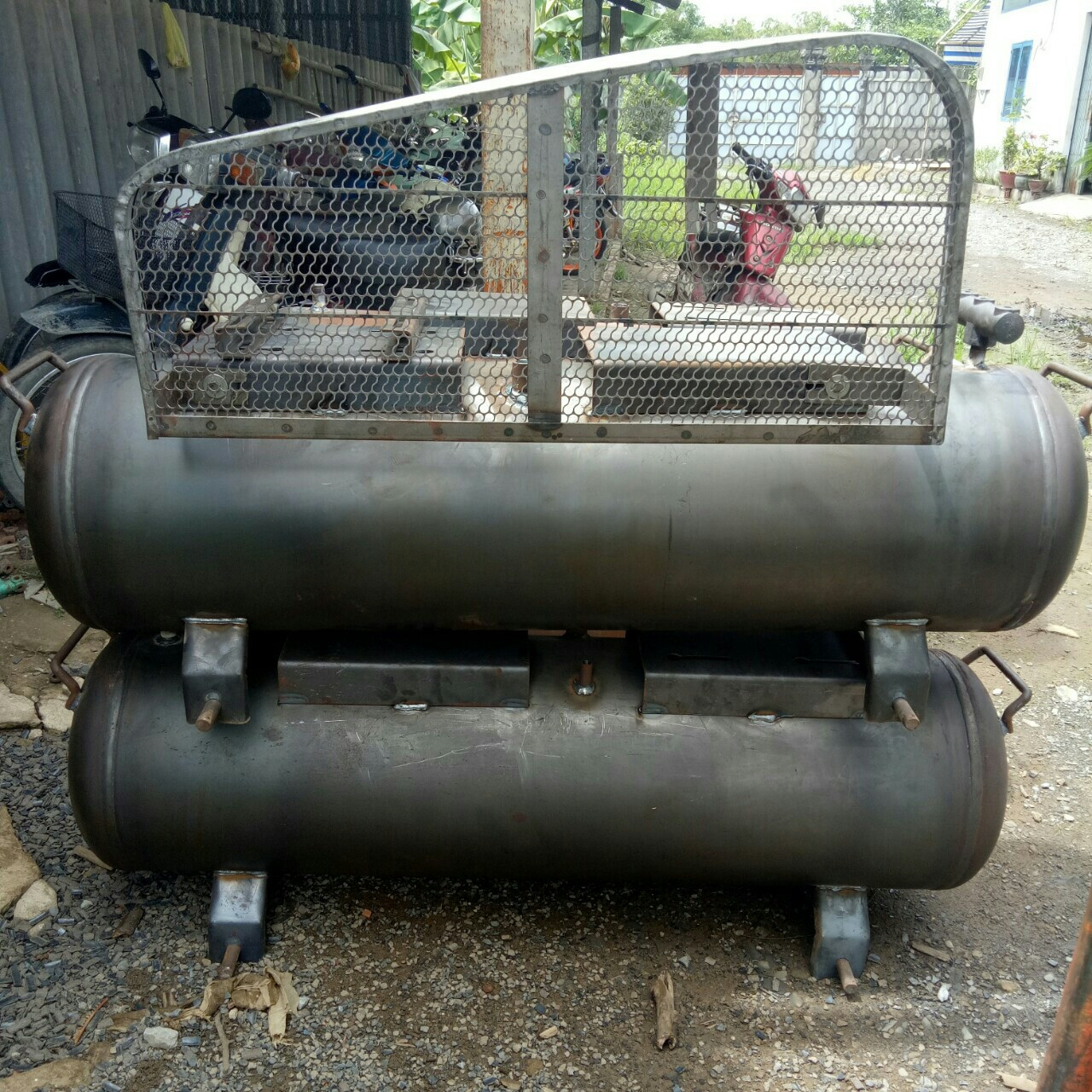 Compressed air tank