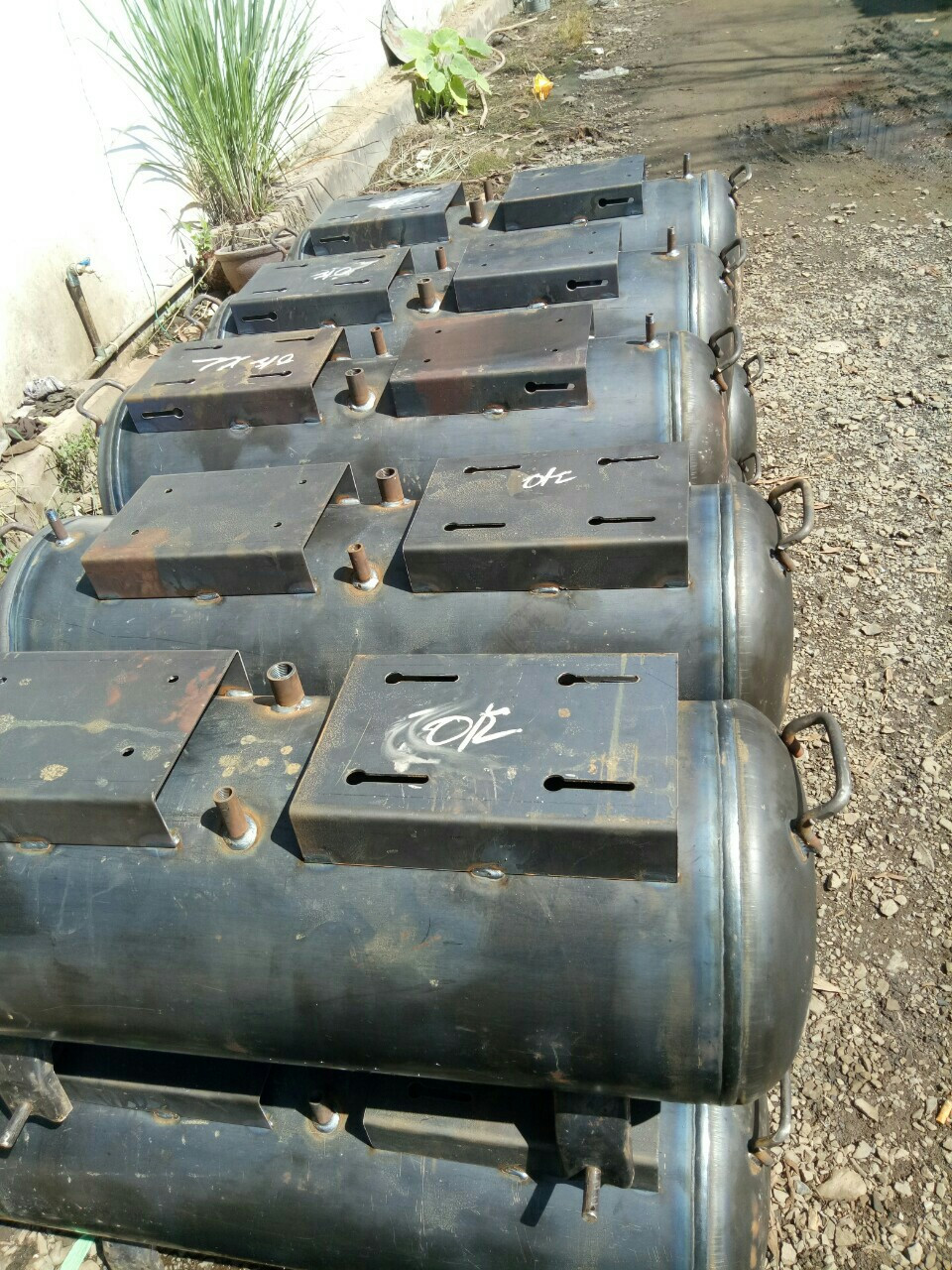 Compressed air tank