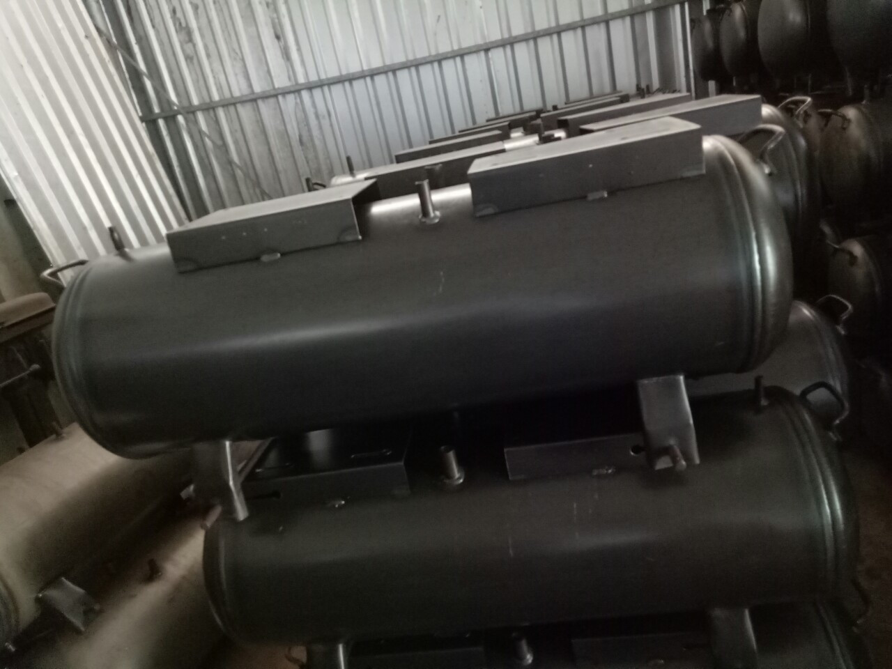 Compressed air tank