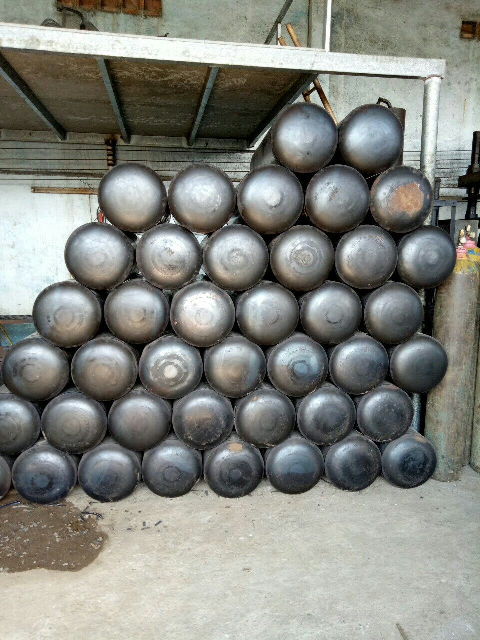 Compressed air tank