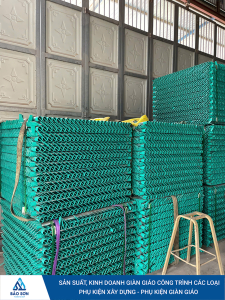 Wedge lock scaffolding