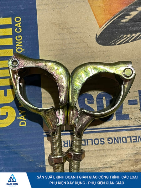 Scaffolding couplers