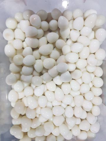 Peeled quail eggs