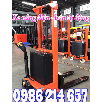 Semi-automatic forklift